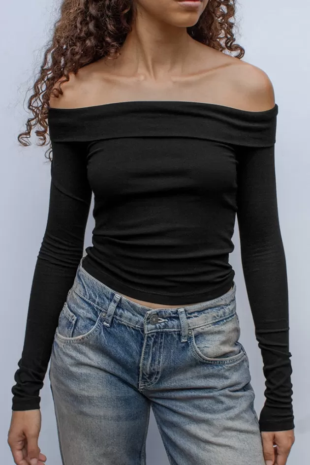 Subdued T-shirt off shoulders