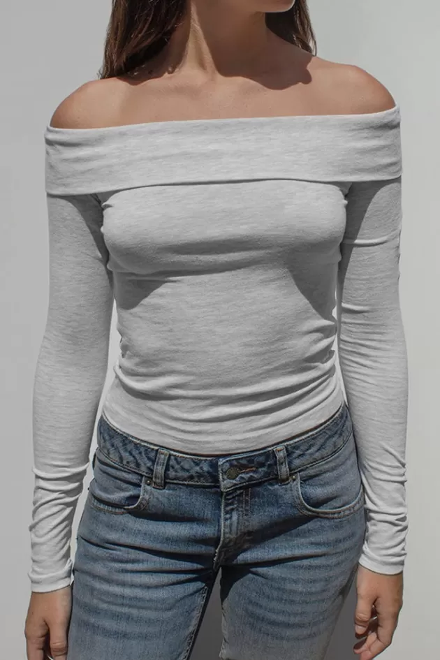 Subdued T-shirt off shoulders